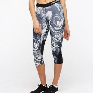 Nike Pro Fit Black and Gray Patterned Capris
